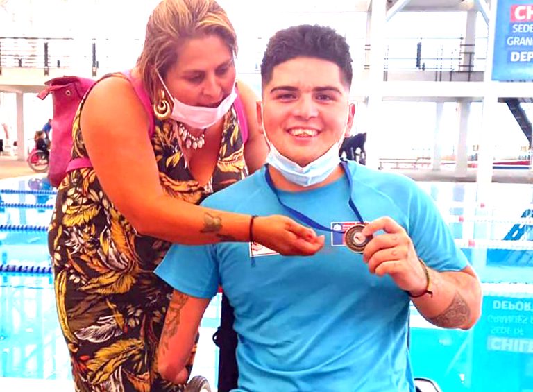 Nadador paralímpico batió dos récords de Chile