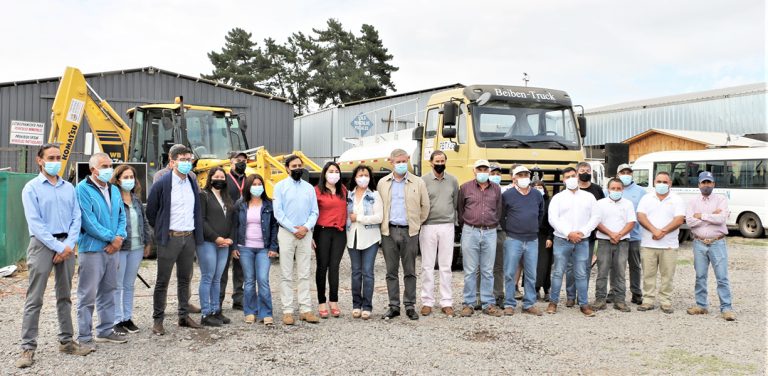Municipio de Romeral recibió  retroexcavadora y camión aljibe