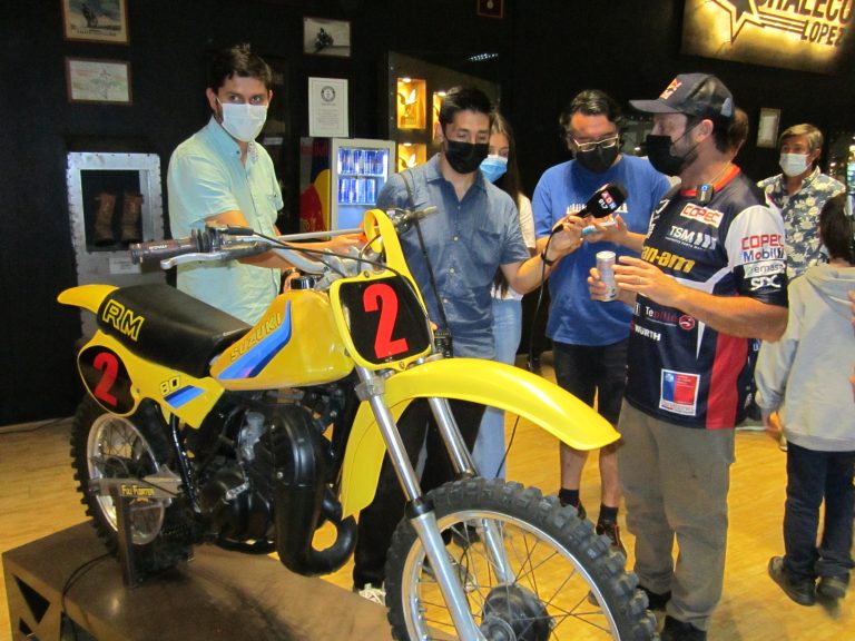 “Chaleco” López inauguró espacio en Museo de Santa Cruz