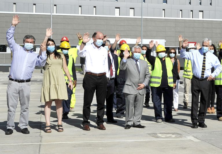 Cuestionan actuar de senador Coloma tras levantar brazo de gobernadora regional contra su voluntad