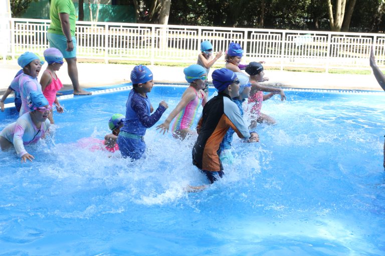 Concluye primer ciclo de cursos de natación en piscinas del estadio La Granja