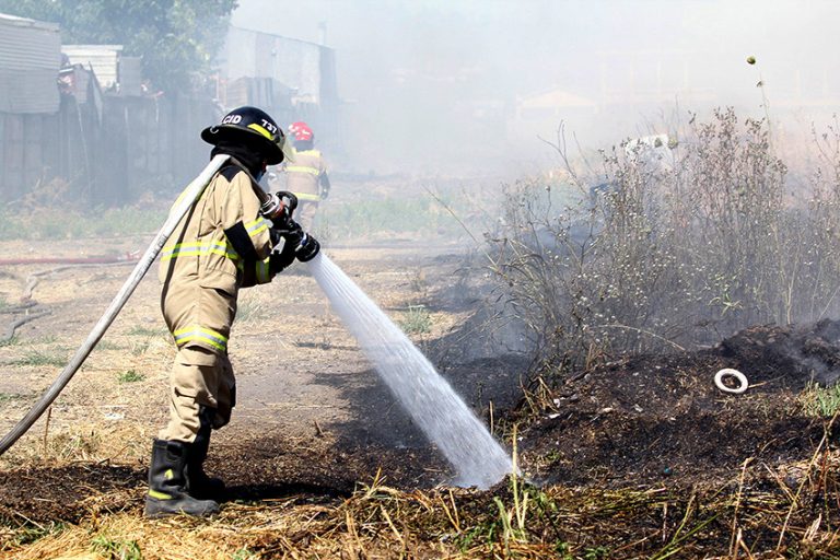 Incendio de pastizales amenazó casas en sector Bombero Garrido