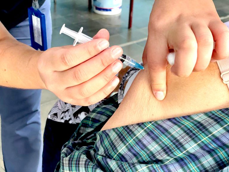 Covid-19: En marcha vacunación con cuarta dosis de refuerzo a personal de salud