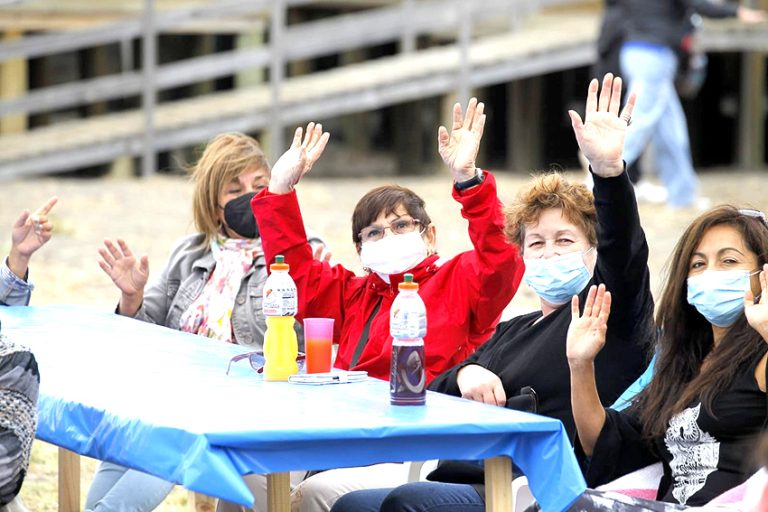 Adultos mayores vuelven gradualmente a sus actividades