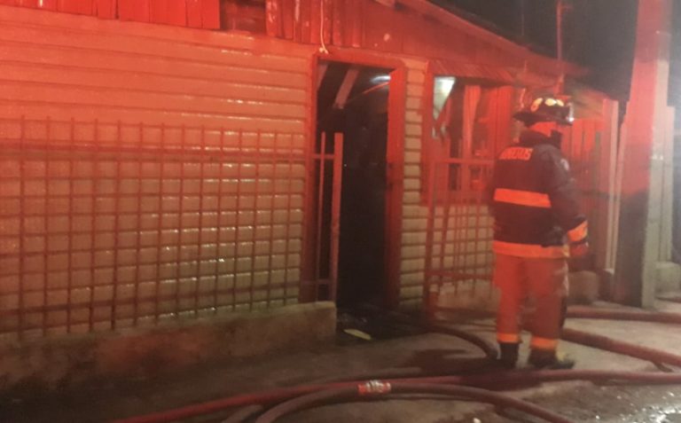 14 personas damnificadas dejó incendio en sector Los Aromos