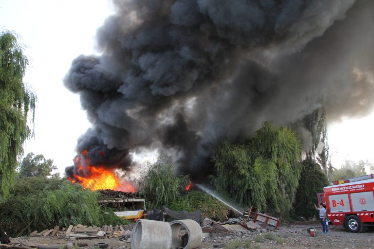 Incendio afectó a empresa de reciclaje de chatarra