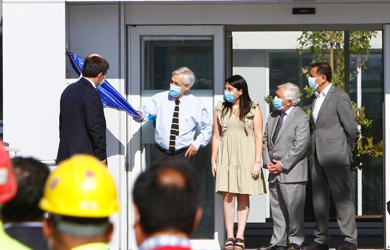 Tras visita a nuevo hospital, alcalde señaló que el único interés del Presidente fue “descubrir una placa”