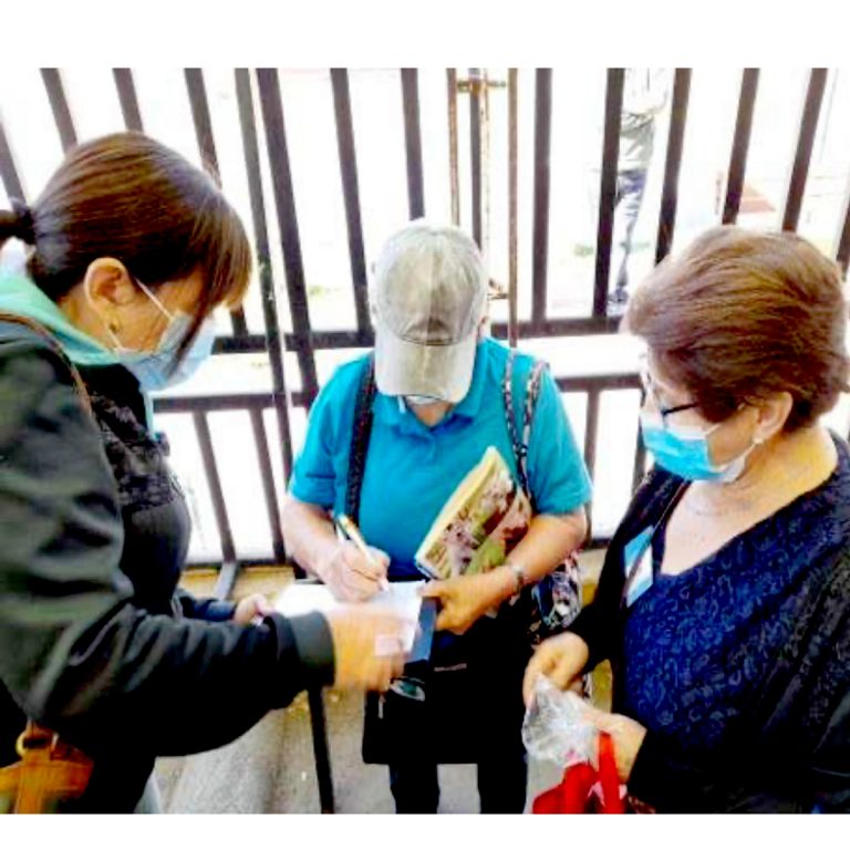 Entregan mascarillas y alcohol gel a usuarios del Cesfam Curicó Centro