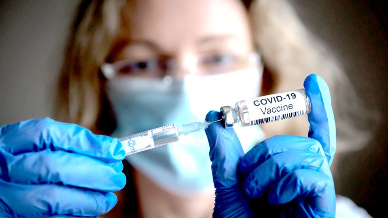 Chile empezará a aplicar este lunes la  cuarta dosis a adultos de 55 años y más