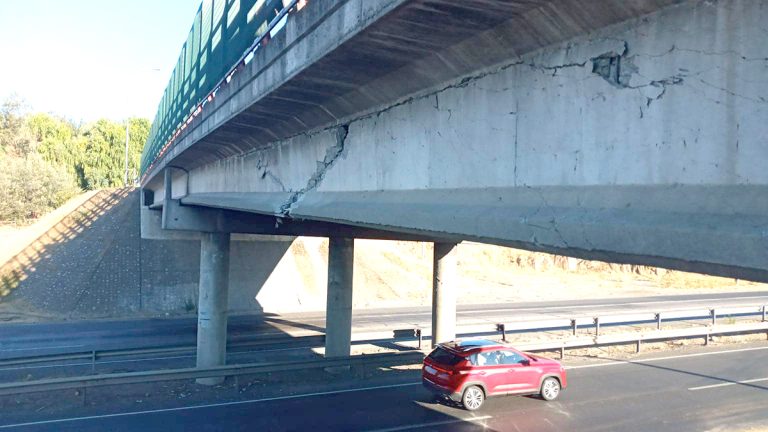 Peligro de colapso obliga a suspender tránsito por paso superior Bobadilla