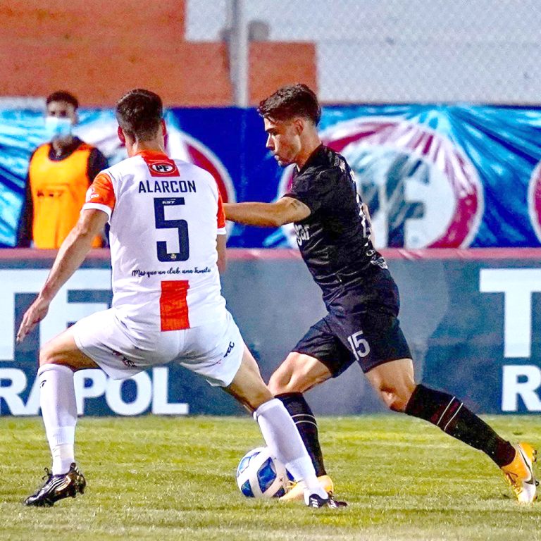 Triunfazo curicano en El Salvador