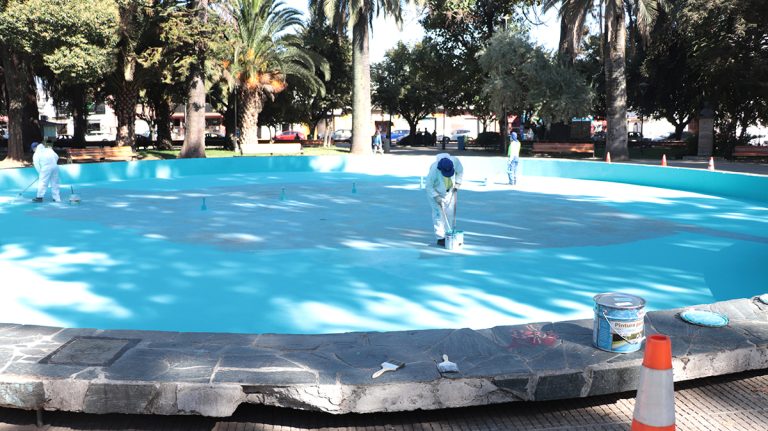 Comienzan a restaurar la pileta de la plaza de Molina