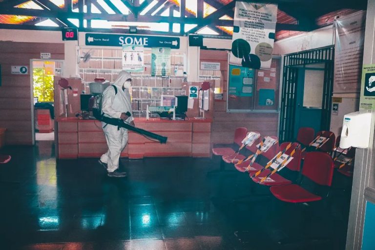 Refuerzan sanitización en centros de salud y vacunatorios