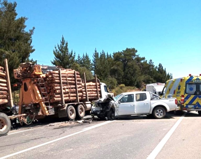 Seis lesionados en violenta colisión de dos camionetas