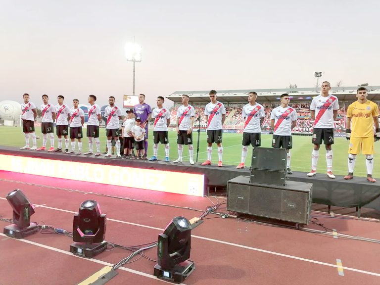Aplausos, fiesta y fútbol en la noche albirroja