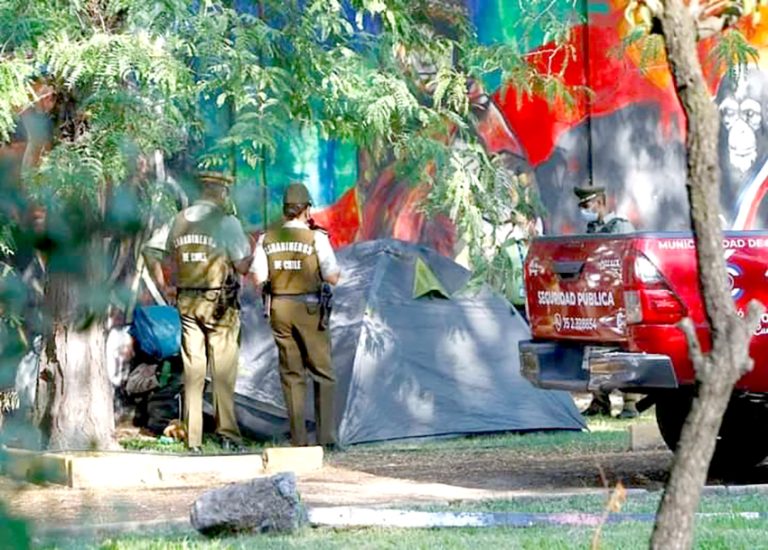 Desalojaron carpas instaladas en la alameda Manso de Velasco de Curicó