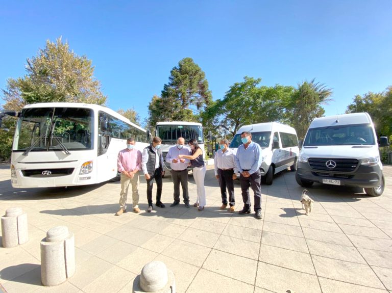 Pencahue recibió un camión tolva, dos minibuses y un bus