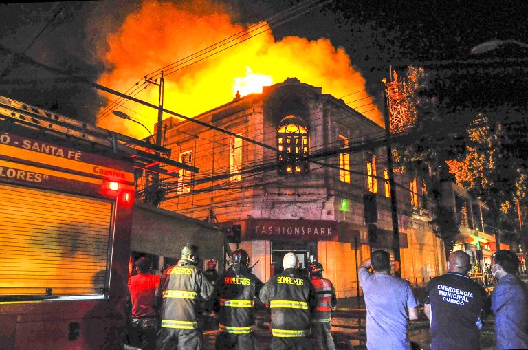 Evalúan peligro de derrumbe tras incendio en Casco Histórico