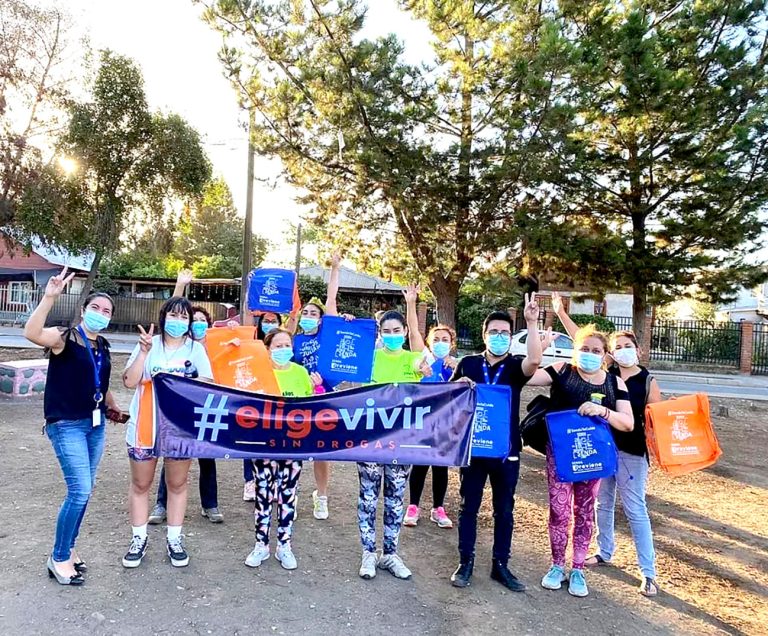 Profesionales de oficinas comunales de Senda desarrollan campaña preventiva veraniega