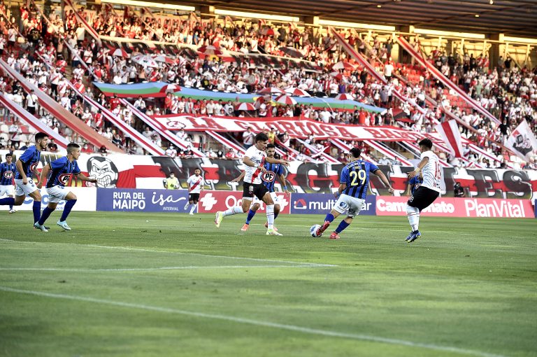 El curi gana, gusta y golea en su debut