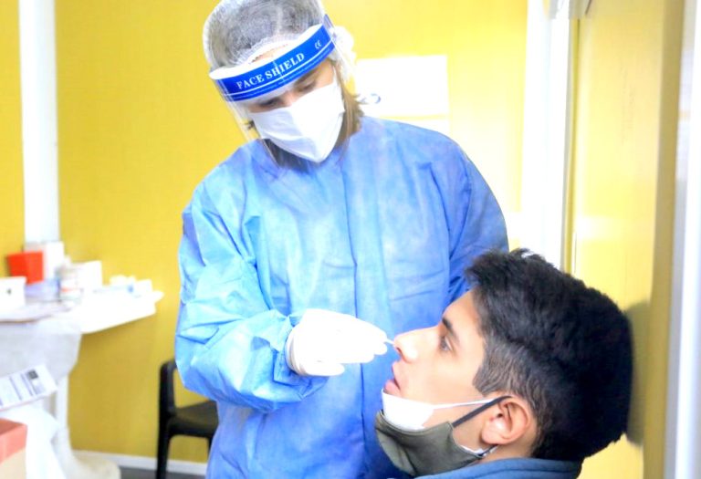 Alzas de contagios ponen en alerta a autoridades del Maule