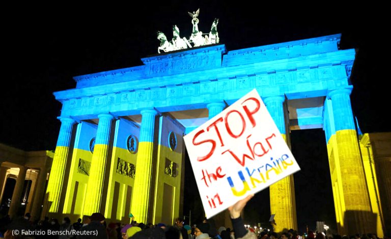 Lugares emblemáticos del mundo iluminados en apoyo a  Ucrania