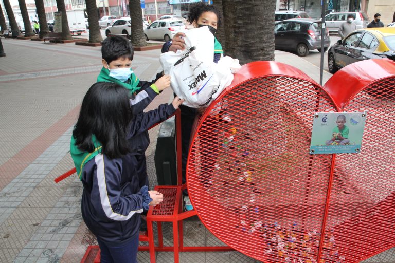 Al menos una tonelada de tapitas cada dos meses logra reunir campaña en ayuda de niñas y niños con cáncer