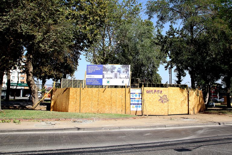 Faenas de construcción de servicios higiénicos en  la Alameda vuelven a retomarse “con normalidad”