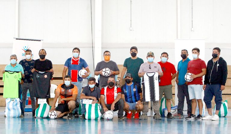 Liga Campesina recibe indumentaria deportiva