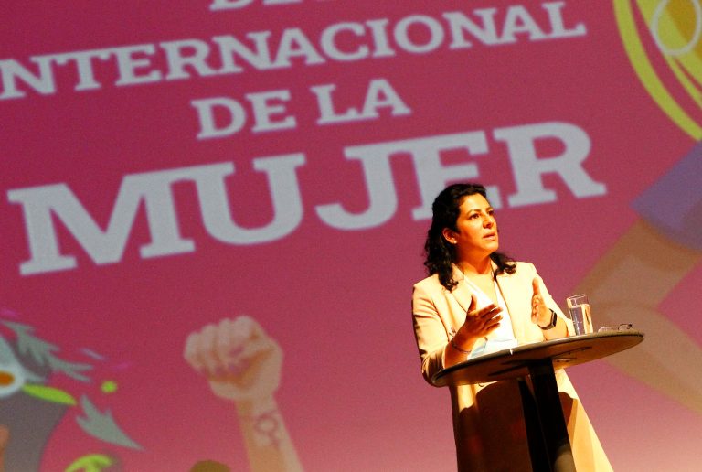 Exitosa charla sobre cambio en el orden de los apellidos