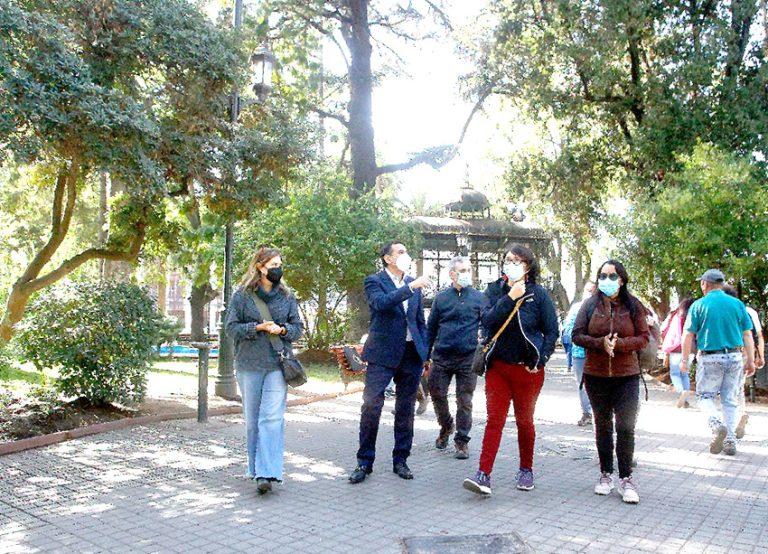 Municipio curicano inició estudio para  reparar esculturas de la Plaza de Armas