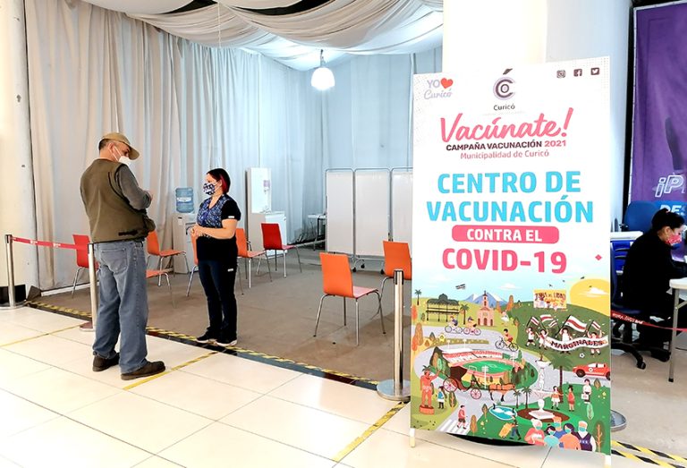 Municipio implementó centro de vacunación en Mall Valle