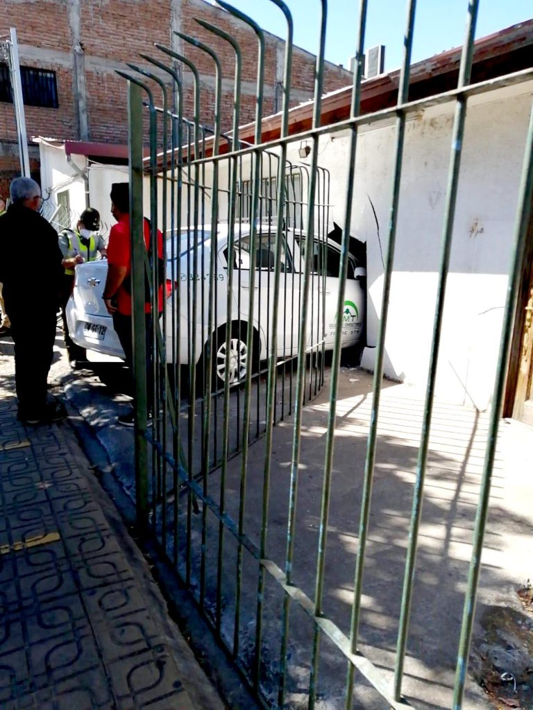Mujer fue a rendir examen de conducir y terminó chocando