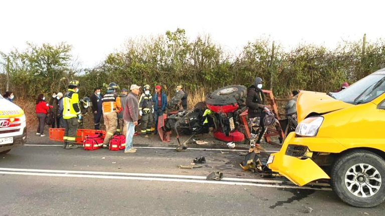 Colisión de tractor y furgón que llevaba trabajadores dejó cinco lesionados
