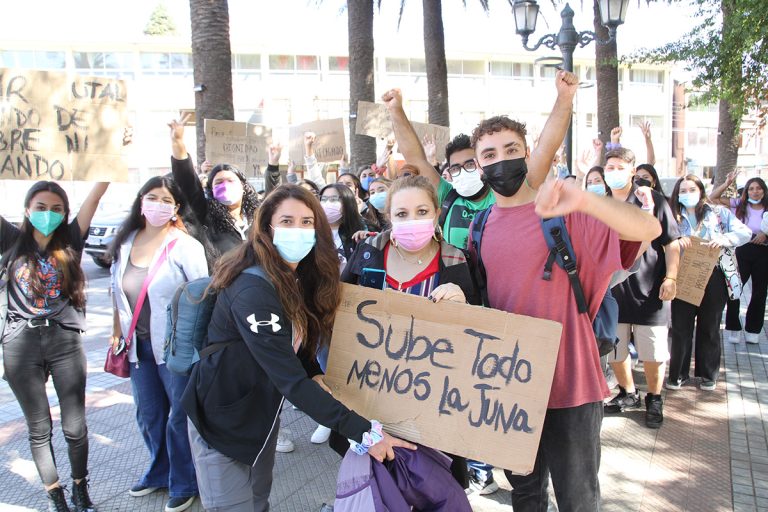 Estudiantes se manifiestan en Curicó exigiendo aumento en el monto de beca de alimentación