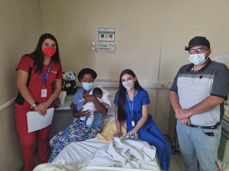 Valoran trabajo en conjunto que permitió a mujer poder dar a luz al interior de un taxi