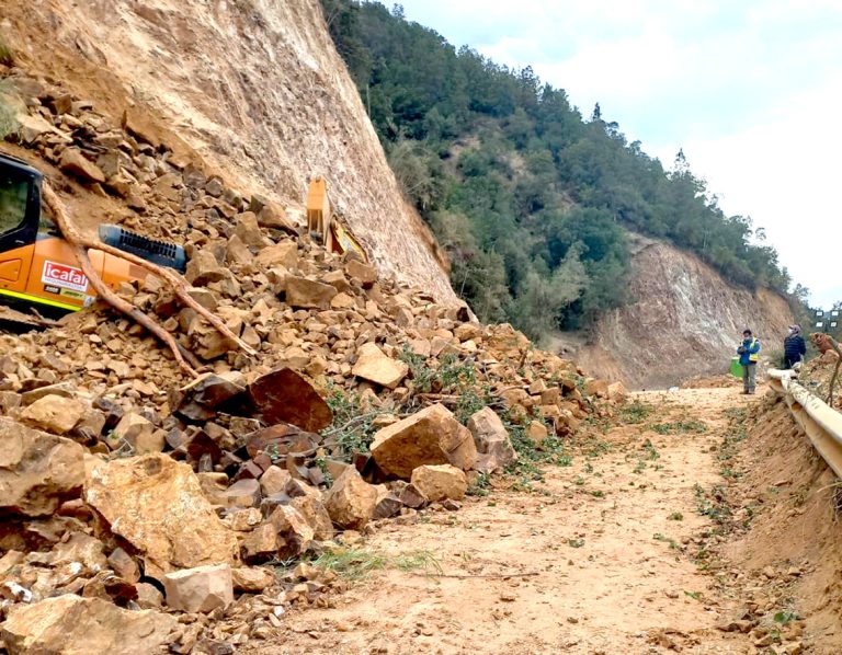 Derrumbe corta ruta de Linares a precordillera