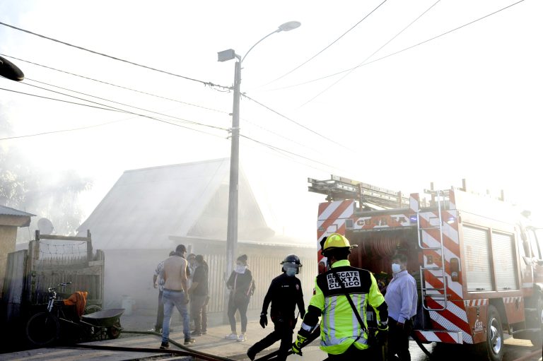 Incendio destruyó casas y buses en  el sector Aguas Negras de Curicó