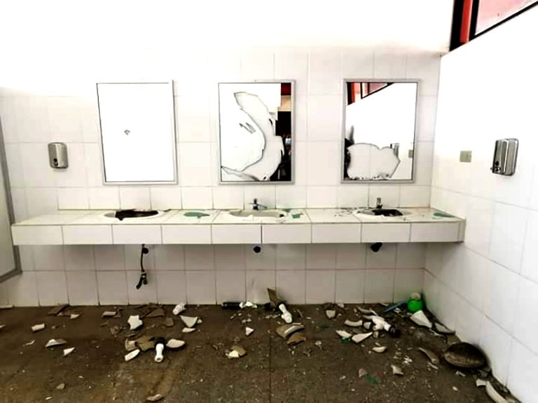 Desconocidos provocaron destrozos en escuela de Teno