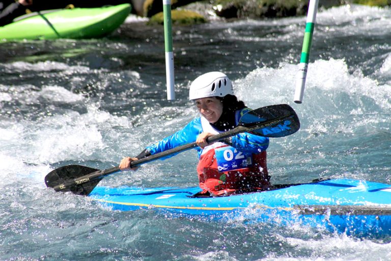 Kayakistas del Club Los Queñes destacan en las aguas de Río Fuy