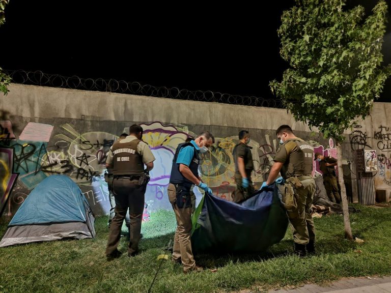 Municipio y Carabineros dan “dura lucha” para erradicar carpas en espacios públicos