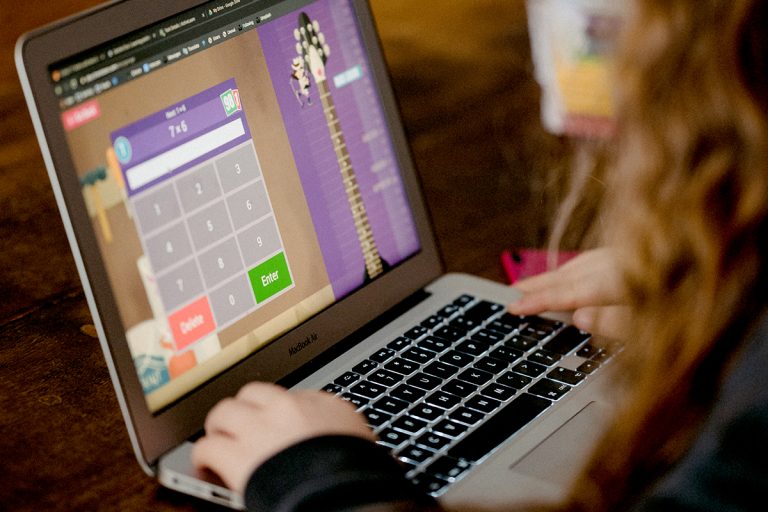 Experto en educación: Estudiantes regresan a clases con mejores competencias digitales