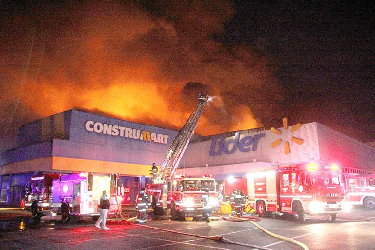Incendio destruye locales comerciales y tres casas en la población Mataquito