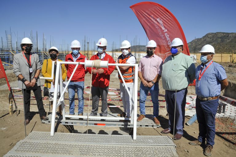 Tras “primera piedra” comienzan obras de moderno Cesfam para Sagrada Familia