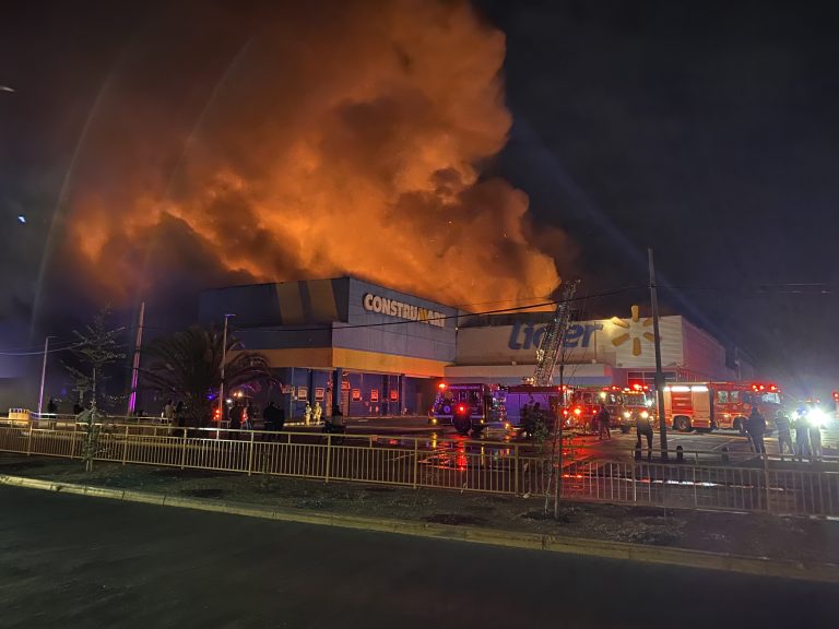¡URGENTE! Incendio destruye supermercado, cine, farmacias, ferretería y casas de la población Mataquito
