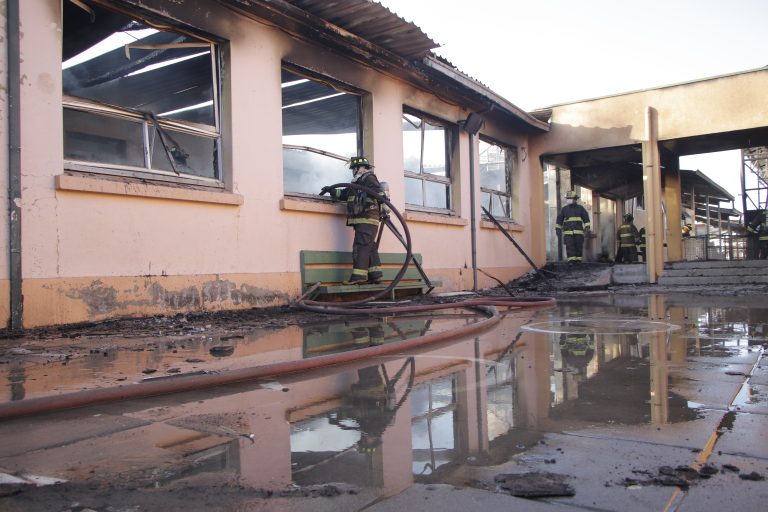 Incendio presuntamente intencional destruyó escuela “Gerónimo Lagos Lisboa” de San Javier