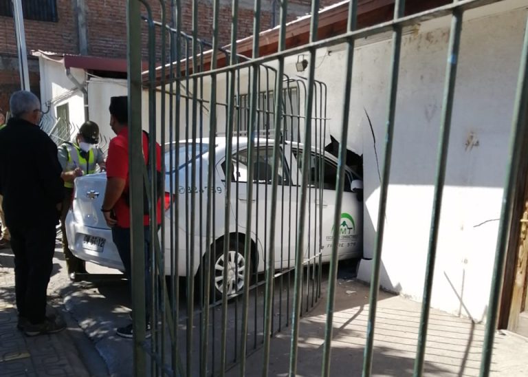 Mujer fue a dar su examen de conducción y chocó