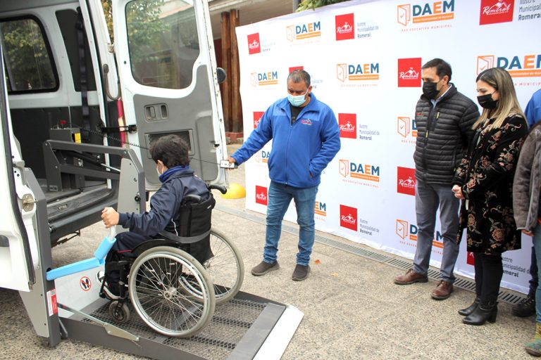 DAEM de Romeral estrena vehículo inclusivo para traslado de estudiantes