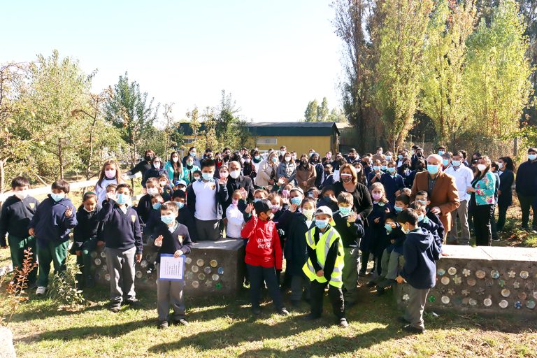 Inauguran Plaza Ecológica en el Centro Educacional Aquelarre
