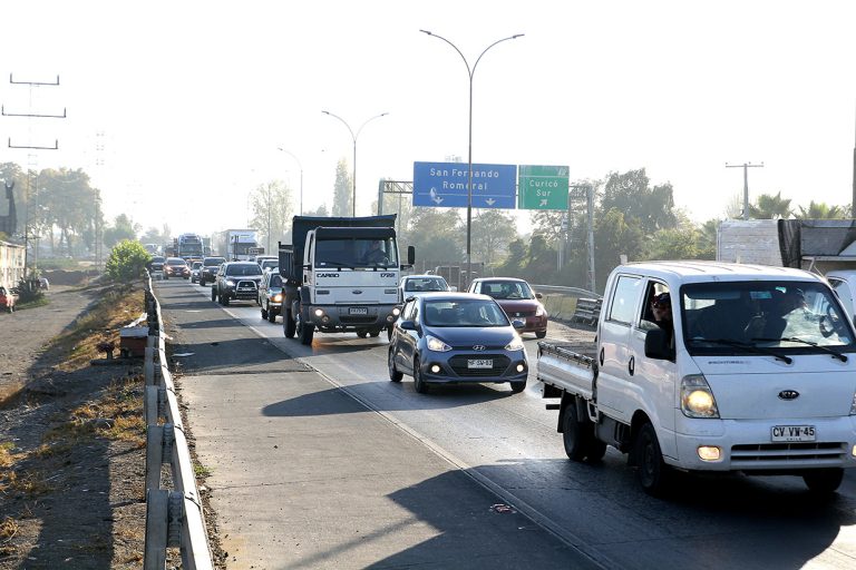 Ministro de Obras Públicas apunta a cambio en modelo de movilidad para enfrentar congestiones vehiculares